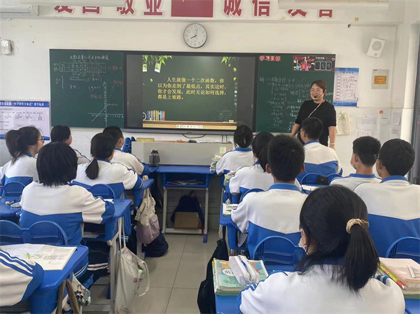 展风采 真教研 共成长——咸阳市高新一中初中部开展数学复习研讨公开课活动