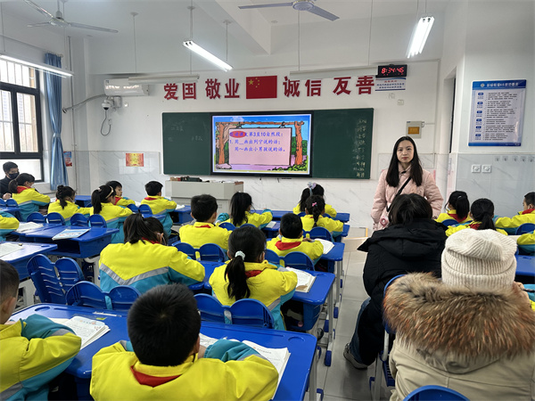 展教师风采 促专业成长——咸阳市高新一中小学部举办青年教师汇报课