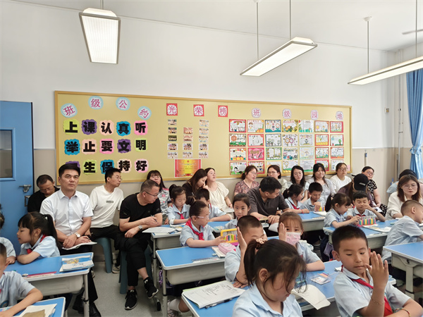 落实三常规 汇报展风采——咸阳市高新一中小学部举办青年教师汇报课活动