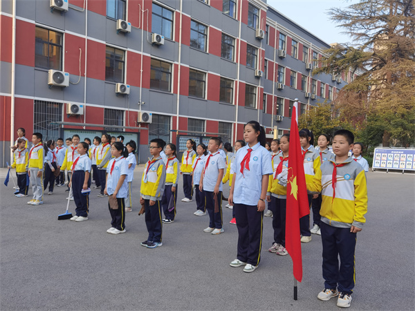 咸阳市高新一中小学部举办“我为校园换新装”劳动实践活动