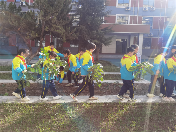 红领巾农庄喜迎丰收季 高新学子乐享劳动硕果——咸阳市高新一中小学部红领巾农庄收货啦